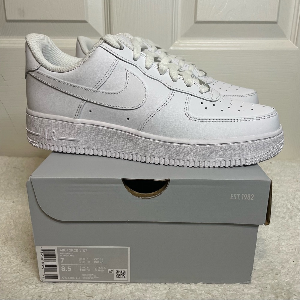 Nike White Air Force 1 ‘07 men’s 7 / women’s 8.5